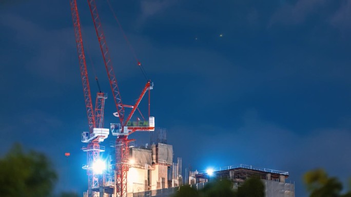 建筑起重机的时间流逝，建筑工人在雨中工作的夜晚