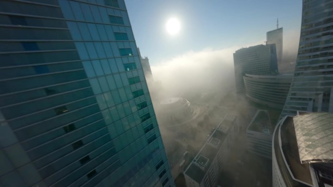 第一人称无人机飞行观看现代城市景观与玻璃摩天大楼在云