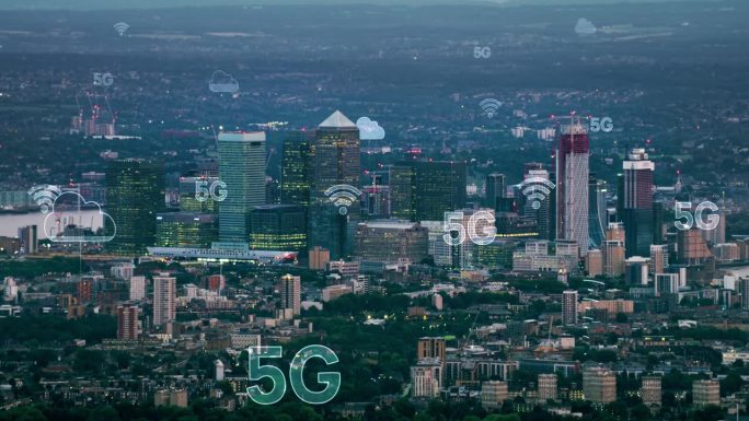 通过5G连接的未来城市。高科技的眼光。无线网络、移动技术概念、数据通信、云计算、人工智能、物联网。