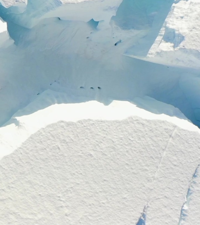垂直镜头特写巨大的冰山在南极的南极海洋。