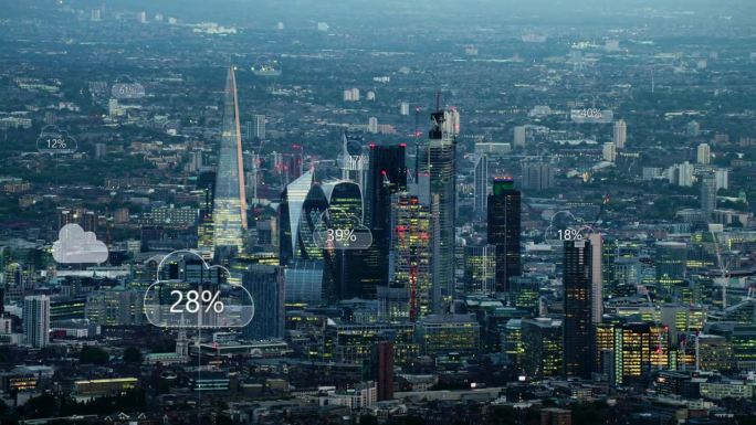 空中智慧城市。网络连接和带有百分比的云计算图标。技术理念、数据通信、人工智能、物联网。伦敦,英格兰。