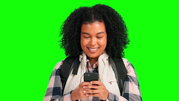 手机，思考和gps与一个女人在绿色屏幕背景的徒步旅行导航工作室。手机，联系方式和方向，带着快乐的年轻