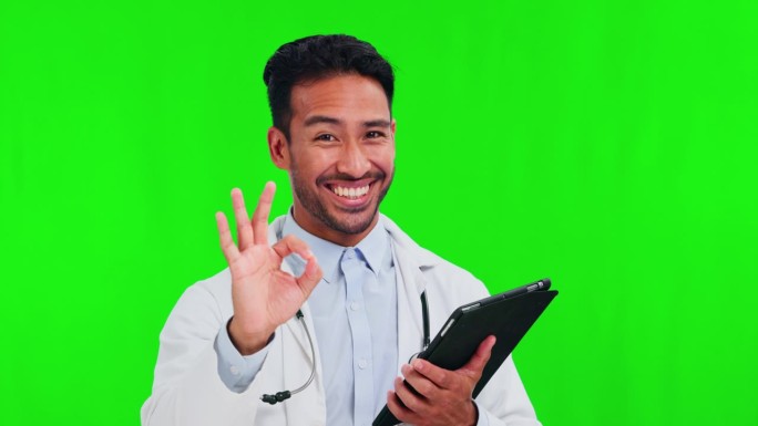 好了，标牌，平板电脑和医生在绿色屏幕上等待医疗服务。远程医疗和专业咨询。喜欢或喜欢的表情符号，笑脸和