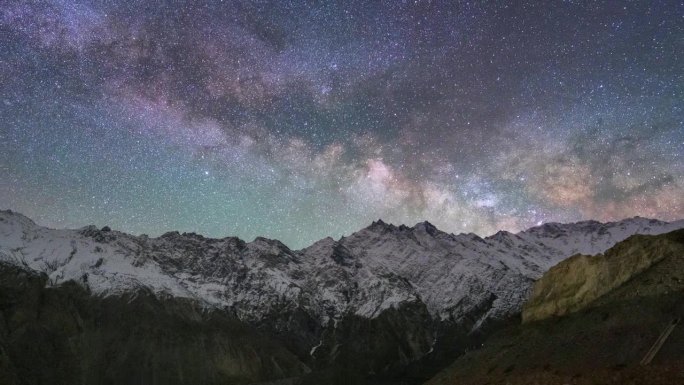 银河系穿过巴基斯坦北部罕萨山谷帕苏山脉的雪帽山