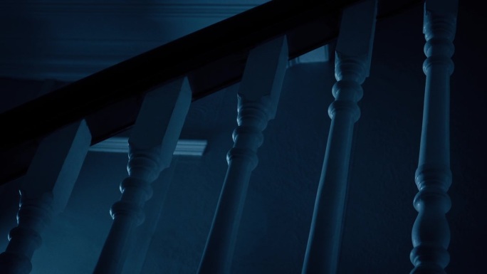 在黑暗的房子里经过楼梯令人毛骨悚然的场景