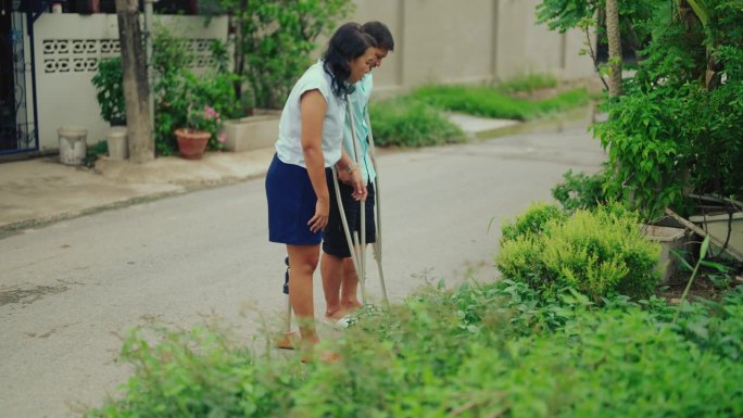 一对残疾的亚洲夫妇在悉心照料他们的花园。