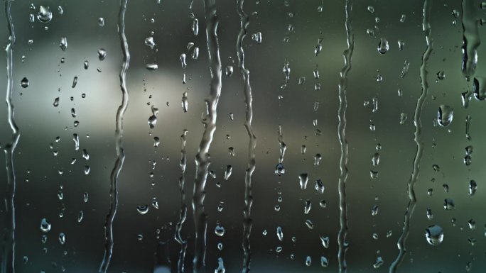 雨水打在窗户上水轨迹明亮背景雨天意象