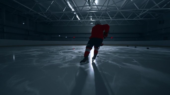 曲棍球运动员在冰上训练的高强度镜头，展示了专业技术并向守门员进球