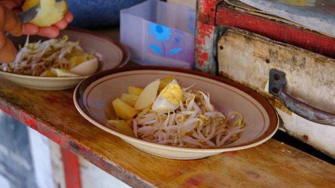 炸豆芽是一种印尼的美味素食，由豆芽与豆腐片、烤饼年糕和黄色一起煸炒而成，再淋上辣酱汁。