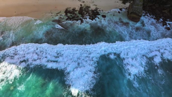 印度尼西亚钻石海滩旅游目的地的热带岛屿和夏季海滩的无人机航拍视图。湛蓝清澈的海水和洁白的沙滩。