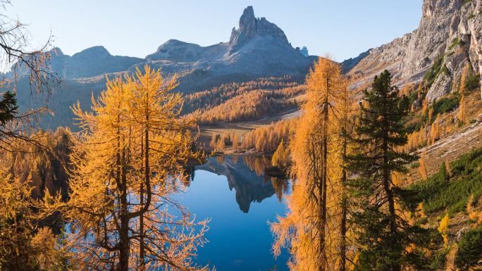 欧洲阿尔卑斯山间湖泊的秋色