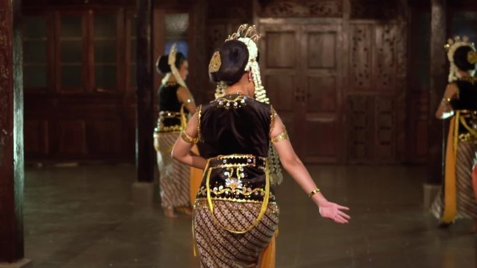 一群戴着茉莉花花冠的印度尼西亚舞者在节日活动中一起跳舞