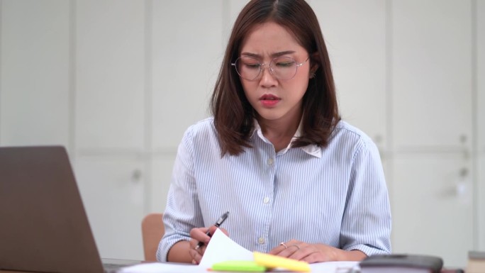亚洲女性的压力很大，在办公室用笔记本电脑工作很烦，头疼
