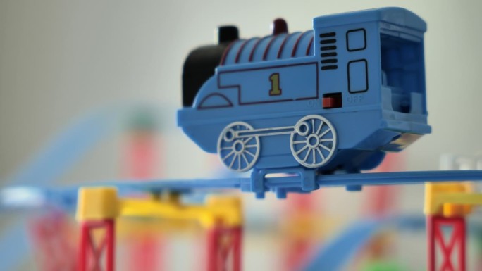 轨道上的玩具火车，手持拍摄