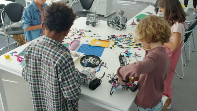 孩子们在机器人俱乐部用塑料积木搭建模型
