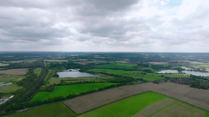 鸟瞰图，美丽的农田与云在英国