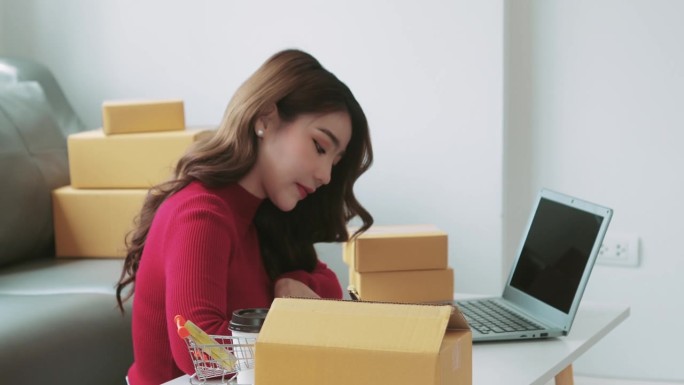 创业的中小企业主，两个亚洲女人检查网上订单销售产品的工作与盒子自由职业者在家里的办公室，中小企业网上