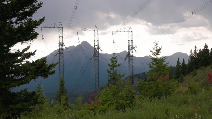 高压电线和远山美景尽收眼底