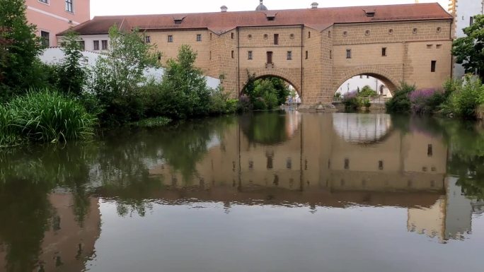 安贝格有古老的建筑和河边的村庄
