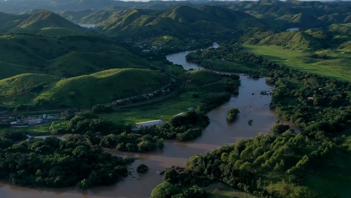 这是里约热内卢州主要的水源——Paraíba do Sul河的棕色河水的时序图。