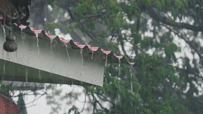 雨天从屋顶流下的雨滴
