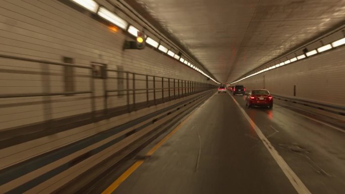 汉普顿路的隧道，远处有车灯。驾驶牌照，POV汽车司机