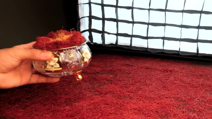 把一个漂亮的藏红花容器放在藏红花的背景上
