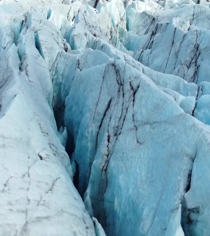 竖屏:冰岛的瓦特纳冰川。纯蓝冰，冬季景观鸟瞰图4k。欧洲最大的冰川。热门旅游景点，冰川融化。拍摄社交