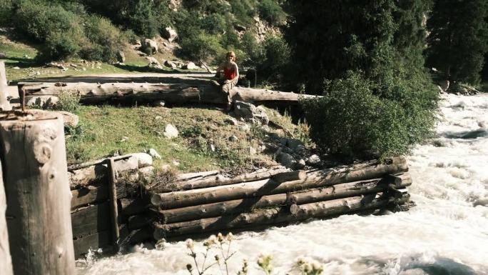 46岁的女游客正兴高采烈地从山林中穿过木桥