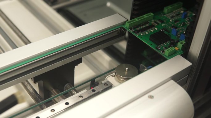 印制板生产阶段在输送自动化生产线上进行
