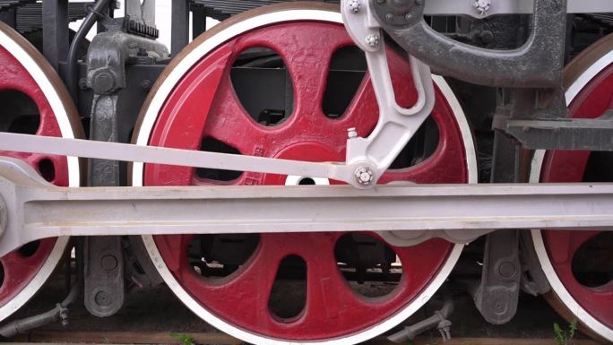 一辆老式蒸汽机车的巨大的红色和黑色的钢轮