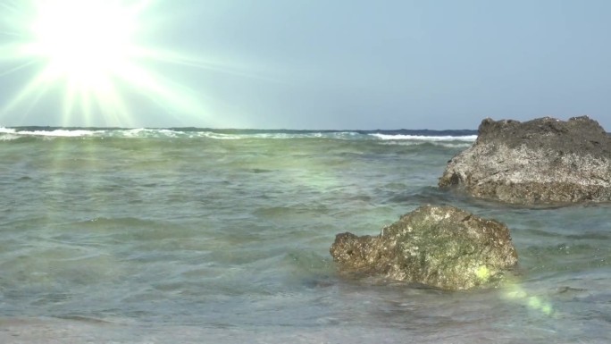 开阔的海面上有大浪。自然背景与阳光在水面上闪闪发光。冥想，放松，和平，宁静