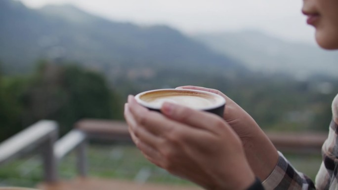 喝咖啡的女人奶粉奶茶喝粥