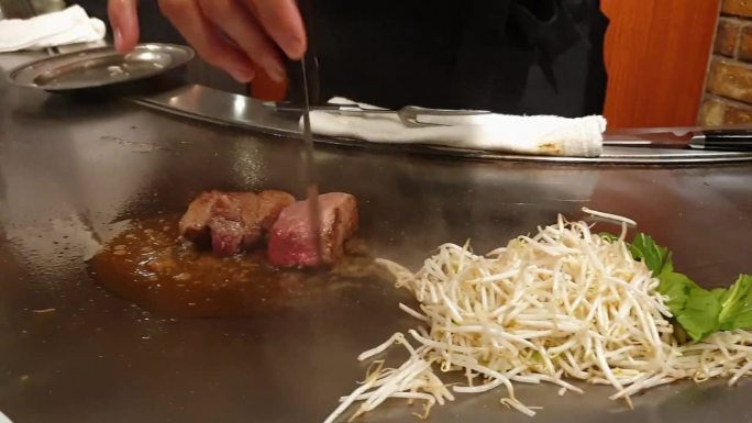 厨师烹饪和牛神户牛排铁板烧金属盘与蔬菜4k
