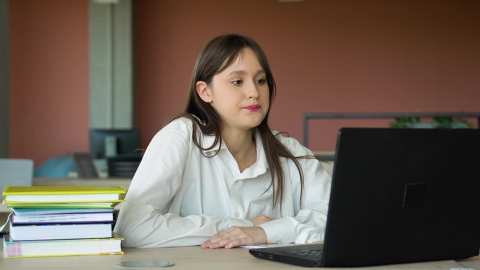 专注的女生在课堂上使用笔记本电脑，有吸引力的女生学习语言，观看在线网络研讨会，听音频课程，电子学习教