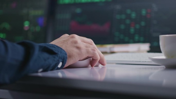 金融分析师使用电脑鼠标，处理外汇市场图表