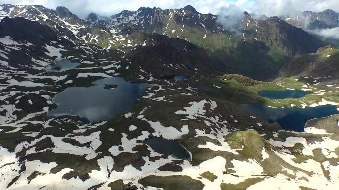 春季高海拔雪山湖鸟瞰图