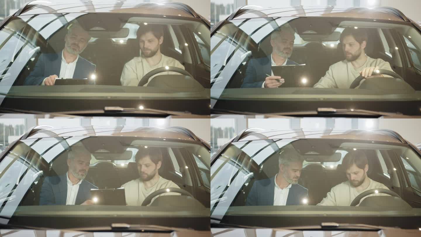 一位能干的汽车展示厅经理和一位男性顾客坐在一辆豪华轿车里，签订了一份合同。一个年轻人在挑选新车时向经
