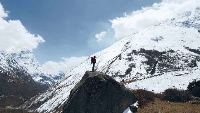 一名男子站在尼泊尔的山顶上