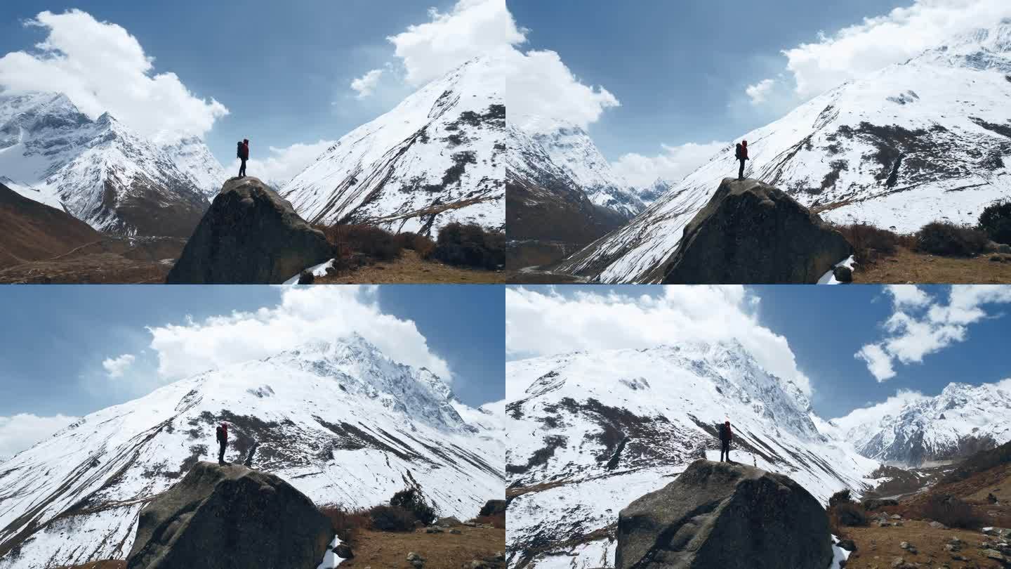一名男子站在尼泊尔的山顶上