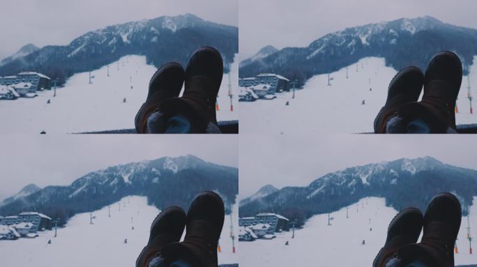 在俯瞰滑雪坡的阳台上放松