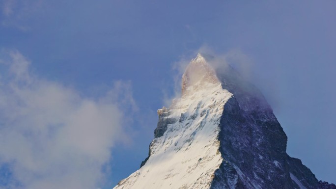 瑞士阿尔卑斯山脉雄伟的马特洪峰山顶上的云景