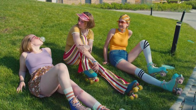三个少女在公园的草地上休息