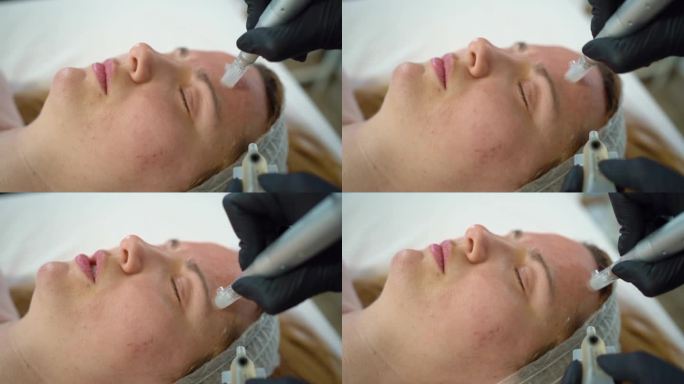 美容师在年轻女性病人脸上进行皮肤护理