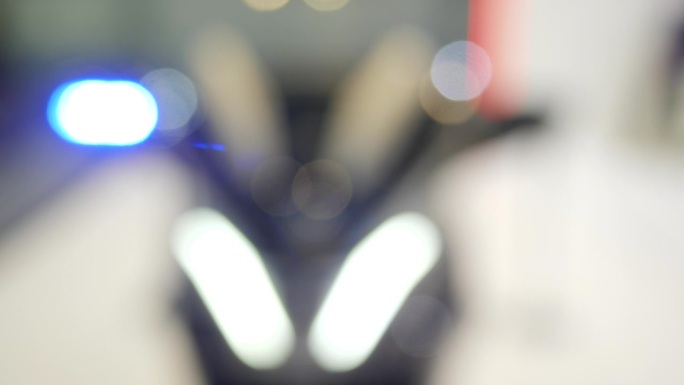 模糊的警用摩托车特写，蓝色和红色的信号灯闪烁。媒体。警方摩托车的细节