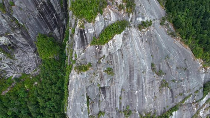 航拍无人机缓慢地绕着热门攀岩地点飞行