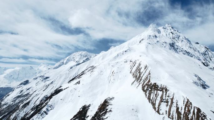 雪山尼泊尔一座覆盖着白雪的高山的顶峰