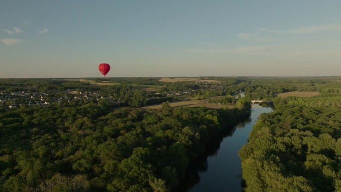 法国日落时热气球的鸟瞰图