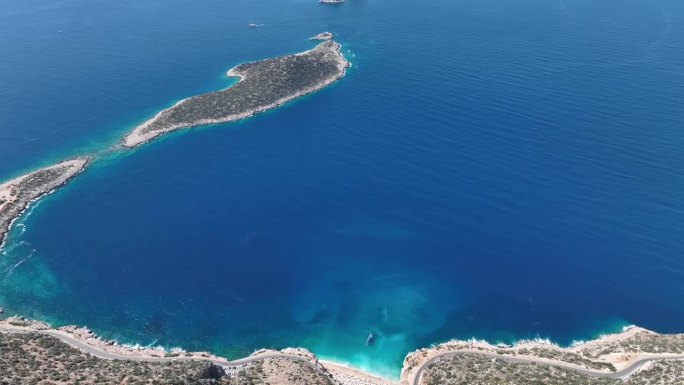夏季在卡普塔斯海滩无人机视频，卡斯安塔利亚，土耳其(土耳其语)