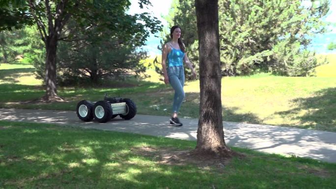 机器人跟着女人外国人高科技散步走路